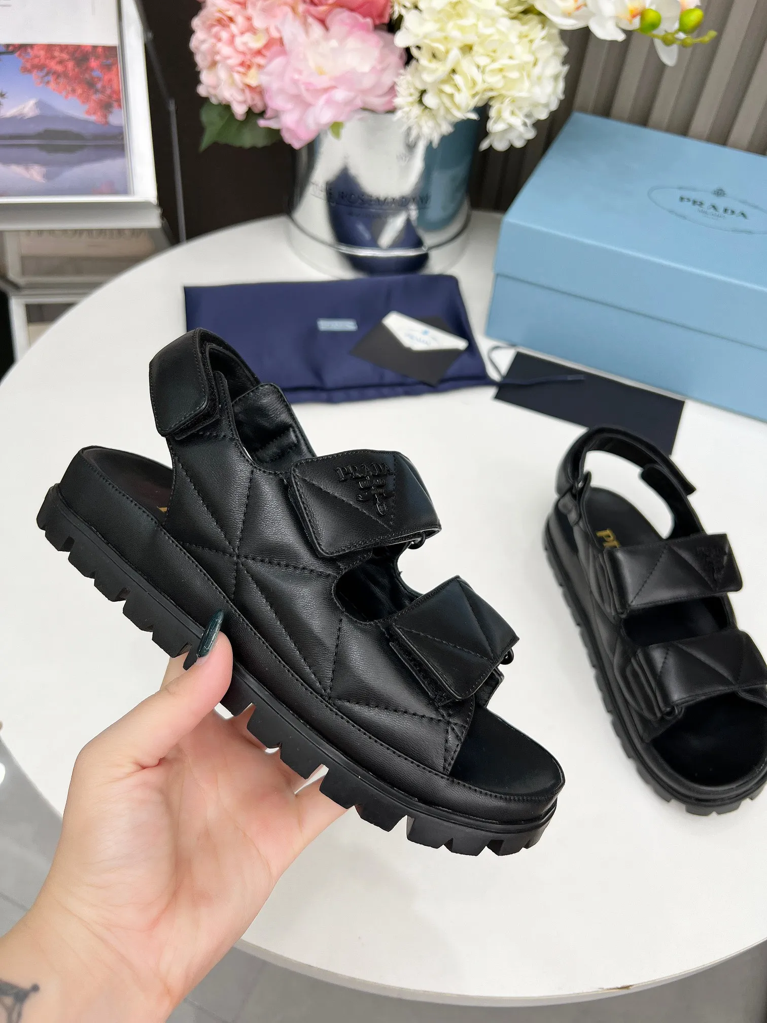 P480👟👟 PRADA Prada spring and summer catwalk new sandal series classic thick-soled sandals made of mixed sheepskin surface lambskin lining original hardware 1:1 development soft and delicate foot feel extremely comfortable versatile style original foam outsole 💝💝💝 easy to control 5 colors available (35-41)